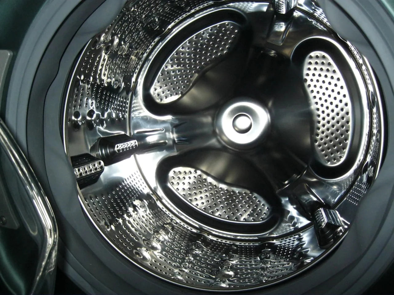 Washing machine drum after one SOPAMI tablet — clean and residue-free